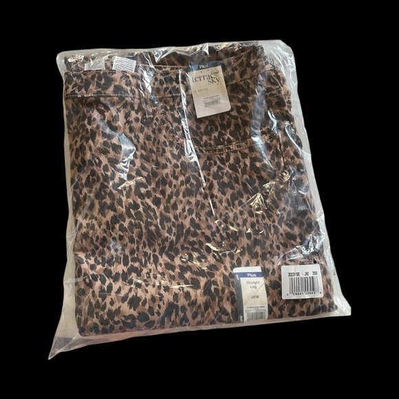 ⭐️New with Tags ⭐️Terra & Sky Women's Plus Straight Leg Jeans, Leopard print 26W - Picture 4 of 4